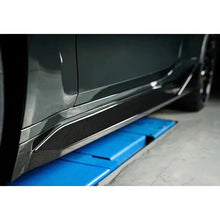 Carica l'immagine nel visualizzatore di Gallery, CarbonWorks Minigonne laterali in carbonio pre-preg per BMW M3 G80 dal 2020 e M4 G82/G83 dal 2020 - foto 6