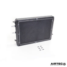 Load image into Gallery viewer, Aggiornamento del radiatore di carica AIRTEC Motorsport per BMW F87 M2 Competition, F80 M3 e F82 M4 (S55) - dettaglio 2