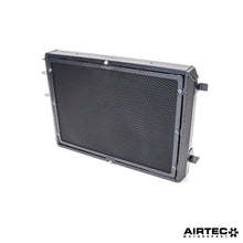 Load image into Gallery viewer, Aggiornamento del radiatore di carica AIRTEC Motorsport per BMW F87 M2 Competition, F80 M3 e F82 M4 (S55) - dettaglio 3