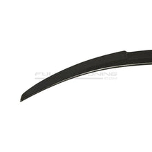 Carica l'immagine nel visualizzatore di Gallery, CarbonWorks Spoiler posteriore M4 Style in carbonio per BMW Serie 1 E82 E81/E87/E88 2007-2013 - foto 3