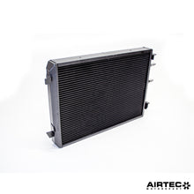 Load image into Gallery viewer, Aggiornamento del radiatore di carica AIRTEC Motorsport per BMW F87 M2 Competition, F80 M3 e F82 M4 (S55) - dettaglio 4