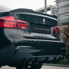 Carica l'immagine nel visualizzatore di Gallery, CarbonWorks Spoiler posteriore baule CS Style in carbonio per BMW Serie 3 F30/F80 F31/M3 2011-2018 - foto 1
