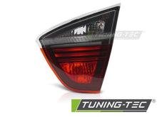 Carica l&#39;immagine nel visualizzatore di Gallery, Fanale Posteriore RED SMOKE Lato Destro TYC FLAP per BMW Serie 3 E90 05-08