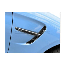 Carica l'immagine nel visualizzatore di Gallery, CarbonWorks Prese d'aria parafanghi anteriori in carbonio per BMW M3 F80 2014-2018 e M4 F82/F83 2014-2022 - foto 1