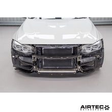Load image into Gallery viewer, Aggiornamento del radiatore di carica AIRTEC Motorsport per BMW F87 M2 Competition, F80 M3 e F82 M4 (S55) - dettaglio 6