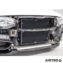 Load image into Gallery viewer, Aggiornamento del radiatore di carica AIRTEC Motorsport per BMW F87 M2 Competition, F80 M3 e F82 M4 (S55) - dettaglio 7