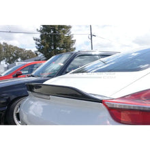 Carica l'immagine nel visualizzatore di Gallery, CarbonWorks Spoiler posteriore ducktail in carbonio per Porsche Cayman 2013-2018 - foto 2