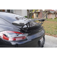 Carica l'immagine nel visualizzatore di Gallery, CarbonWorks Spoiler posteriore TA Style in carbonio per Porsche Cayman 2013-2018 - foto 4