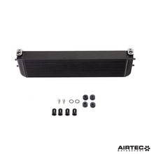 Carica l'immagine nel visualizzatore di Gallery, Aggiornamento radiatore olio AIRTEC Motorsport per BMW M5/M6 (F10/F12/F90)