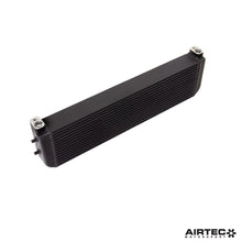 Carica l'immagine nel visualizzatore di Gallery, Aggiornamento radiatore olio AIRTEC Motorsport per BMW M5/M6 (F10/F12/F90) - dettaglio 3