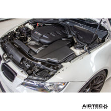 Carica l'immagine nel visualizzatore di Gallery, Coperchio della scatola dell'aria in fibra di carbonio AIRTEC Motorsport per BMW E9x M3 - dettaglio 6