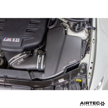 Carica l'immagine nel visualizzatore di Gallery, Coperchio della scatola dell'aria in fibra di carbonio AIRTEC Motorsport per BMW E9x M3 - dettaglio 10