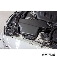 Carica l'immagine nel visualizzatore di Gallery, Coperchio della scatola dell'aria in fibra di carbonio AIRTEC Motorsport per BMW E9x M3 - dettaglio 11