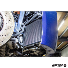 Load image into Gallery viewer, Aggiornamento del radiatore di raffreddamento di carica ausiliario AIRTEC Motorsport per BMW M5/M6 (F10/F12) sia sinistro che destro - dettaglio 6