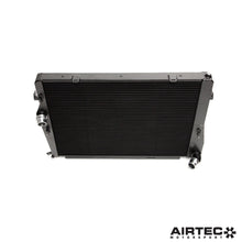 Load image into Gallery viewer, Aggiornamento del radiatore AIRTEC Motorsport per BMW E9x M3 - dettaglio 2