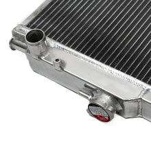Carica l'immagine nel visualizzatore di Gallery, Dettaglio delle saldature TIG del radiatore in alluminio Cooling Solutions per Toyota Corolla AE86