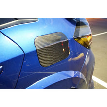 Carica l'immagine nel visualizzatore di Gallery, CarbonWorks Copertura sportello carburante in carbonio per Honda Civic Type R FK8/FK7 2017-2023 - foto 2