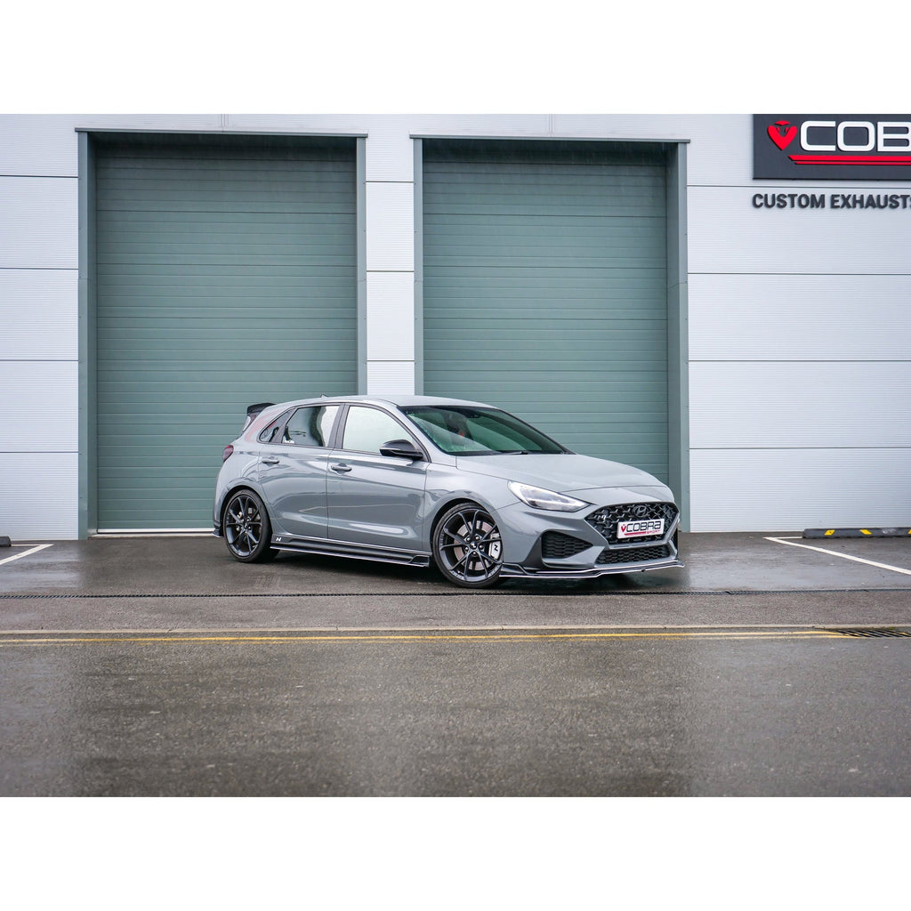 Hyundai i30 N Facelift vista laterale con scarico Cobra Sport