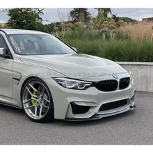Carica l'immagine nel visualizzatore di Gallery, CarbonWorks Lip paraurti anteriore CS Style in carbonio per BMW M3 F80 2014-2018 e M4 F82/F83 2014-2022 - foto 1