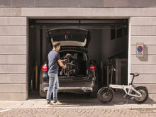 Load image into Gallery viewer, OZ E-Leggera e-bike pieghevole in uso urbano