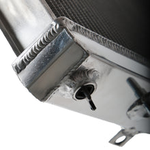 Carica l'immagine nel visualizzatore di Gallery, Dettaglio costruttivo del radiatore in alluminio Cooling Solutions per Nissan S-chassis