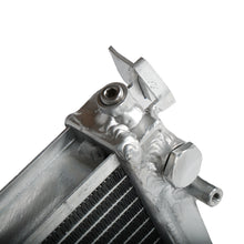 Carica l'immagine nel visualizzatore di Gallery, Radiatore in alluminio Cooling Solutions per BMW Serie 1 E82 vista laterale