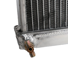 Carica l'immagine nel visualizzatore di Gallery, Dettaglio costruttivo del radiatore maggiorato Cooling Solutions per Skyline R32 GT-R