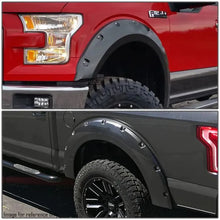 Ford F-150 pre-facelift con allargamenti parafanghi neri