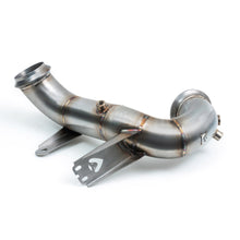 Carica l'immagine nel visualizzatore di Gallery, Cobra Sport Downpipe per Mercedes CLA 45 S AMG (2019+)
