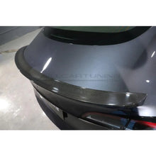 Carica l'immagine nel visualizzatore di Gallery, Spoiler ducktail in carbonio CarbonWorks per Tesla Model 3 - vista posteriore