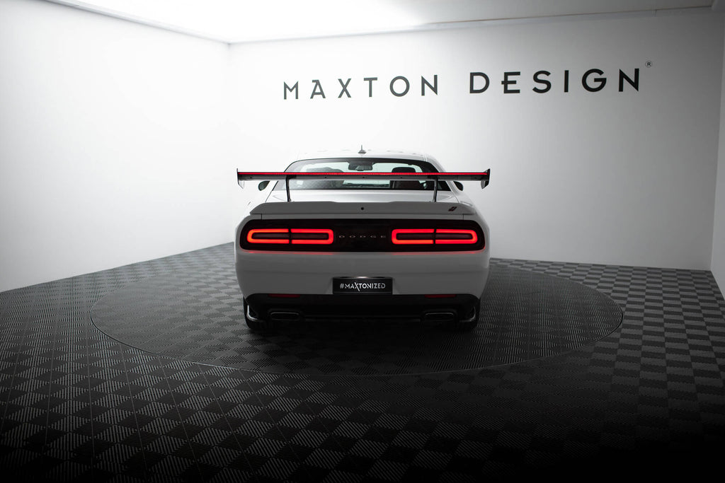 Spoiler in Carbonio + luce LED compatibili con Dodge Challenger Mk3 (2008-2023)