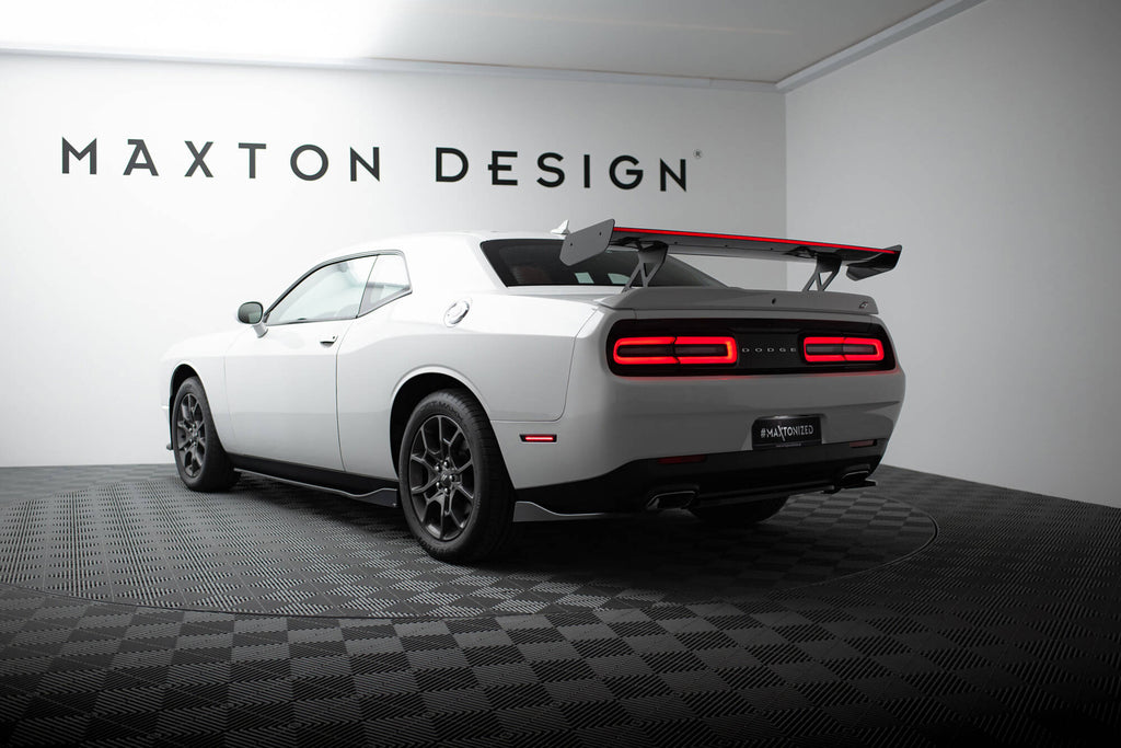 Spoiler in Carbonio + luce LED compatibili con Dodge Challenger Mk3 (2008-2023)