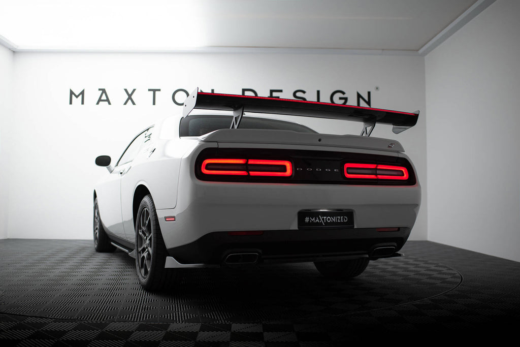 Spoiler in Carbonio + luce LED compatibili con Dodge Challenger Mk3 (2008-2023)