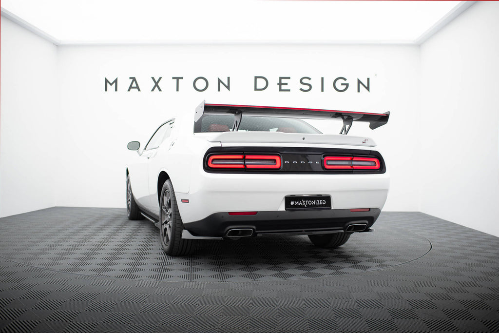 Spoiler in Carbonio + luce LED compatibili con Dodge Challenger Mk3 (2008-2023)