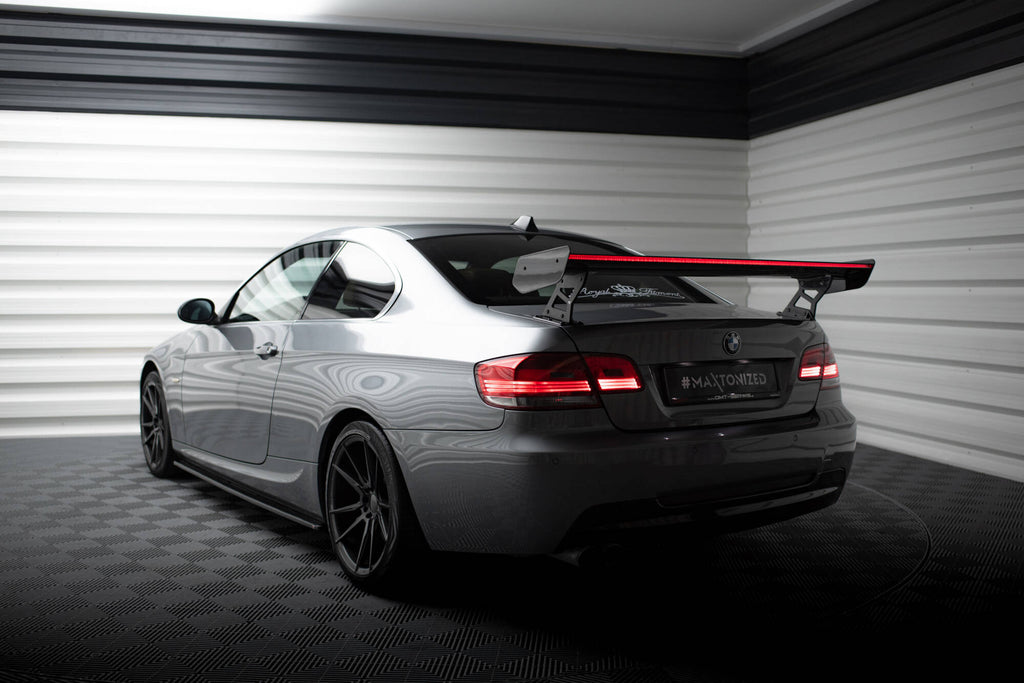 Spoiler in Carbonio + luce LED (montanti esterni) compatibili con BMW Serie 3 / M3 Coupe E92 / E92 Facelift (2006-2013)