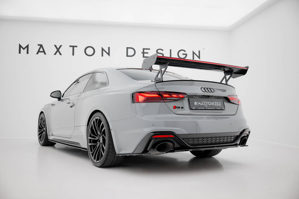 Spoiler in Carbonio V.1 + luce LED (montanti esterni) compatibili con Audi A5 / S5 / RS5 S-line Coupe F5 / F5 Facelift (2017-2024)