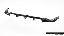 Load image into Gallery viewer, Fibra di Carbonio Prepreg Splitter Posteriore (con barre verticali) Audi RSQ8 Mk1 Facelift