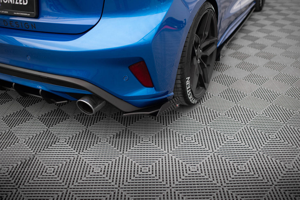 Splitter laterali posteriori con flap montati su Ford Focus ST