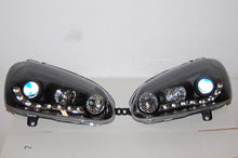 Carica l'immagine nel visualizzatore di Gallery, Fari Anteriori Day Light Volkswagen Golf 5 Neri Volkswagen Golf V