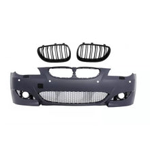 Carica l'immagine nel visualizzatore di Gallery, Paraurti anteriore per BMW Serie 5 E60 E61 (2003-2007) M5 design con Griglie centrali Doppia lamella nere lucide