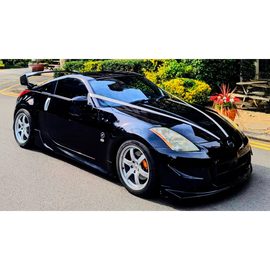 Nissan 350Z Z33 con spoiler posteriore Nismo montato