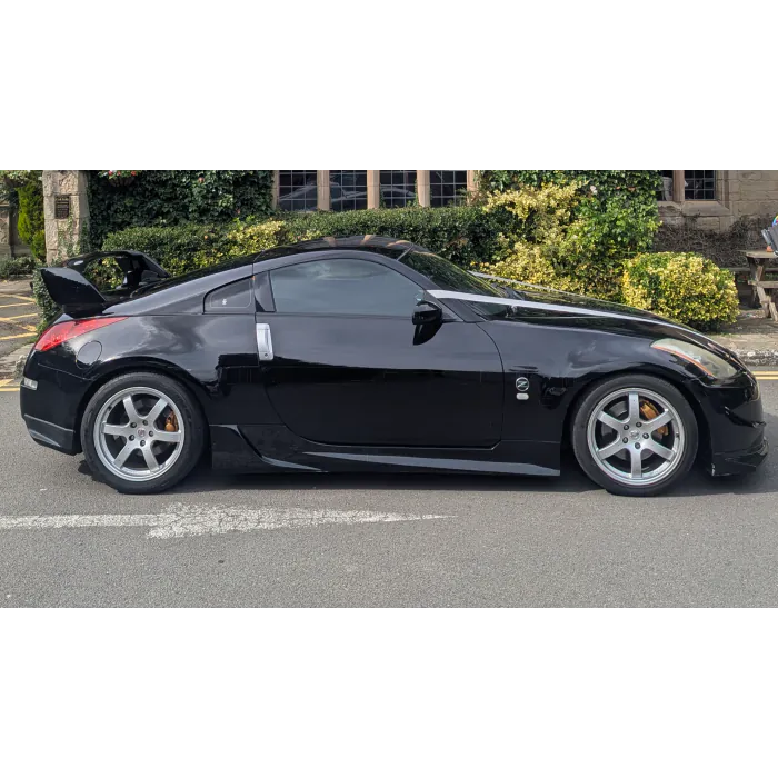 Vista posteriore Nissan 350Z con spoiler Nismo Style