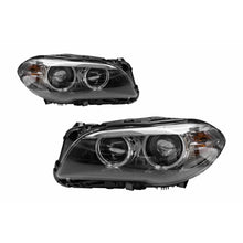 Carica l'immagine nel visualizzatore di Gallery, LCI tipo xenon Set fari anteriori per BMW Serie 5 F10 berlina, F11 Touring 2010-2013 con nero base per modelli
