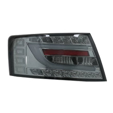 Carica l'immagine nel visualizzatore di Gallery, Barra LED fanali posteriori per Audi A6 C6 4F berlina (04.2004-2008) 6-perno fumé