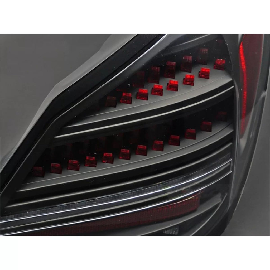 Set fanali posteriori per Mercedes Classe C W205 berlina 2014-2021, rosso fumé base, con dinamico Indicatore