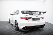 Carica l'immagine nel visualizzatore di Gallery, Alettone Alfa Romeo Giulia Quadrifoglio in Fibra di Carbonio — dettaglio della superficie