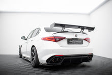 Carica l'immagine nel visualizzatore di Gallery, Alettone Alfa Romeo Giulia Quadrifoglio in Fibra di Carbonio — vista dall'alto