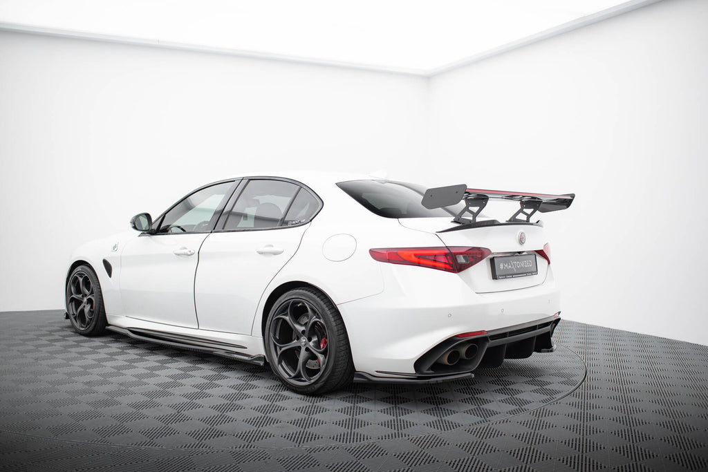 Alettone + LED Alfa Romeo Giulia Quadrifoglio in Fibra di Carbonio — dettaglio della superficie