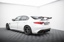 Carica l'immagine nel visualizzatore di Gallery, Alettone + LED Alfa Romeo Giulia Quadrifoglio in Fibra di Carbonio — dettaglio della superficie