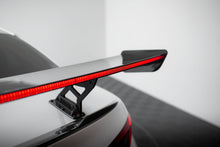 Carica l'immagine nel visualizzatore di Gallery, Alettone + LED Alfa Romeo Giulia Quadrifoglio in Fibra di Carbonio — dettaglio del profilo